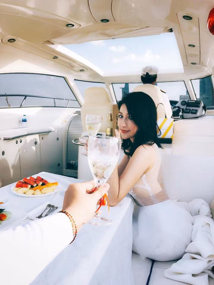 Được biết, Vân Navy và người yêu tên Tân Trần đã gặp nhau vào khoảng thời gian khó khăn nhất cuộc đời cô kể từ khi bước chân ra ngoài tự lập.