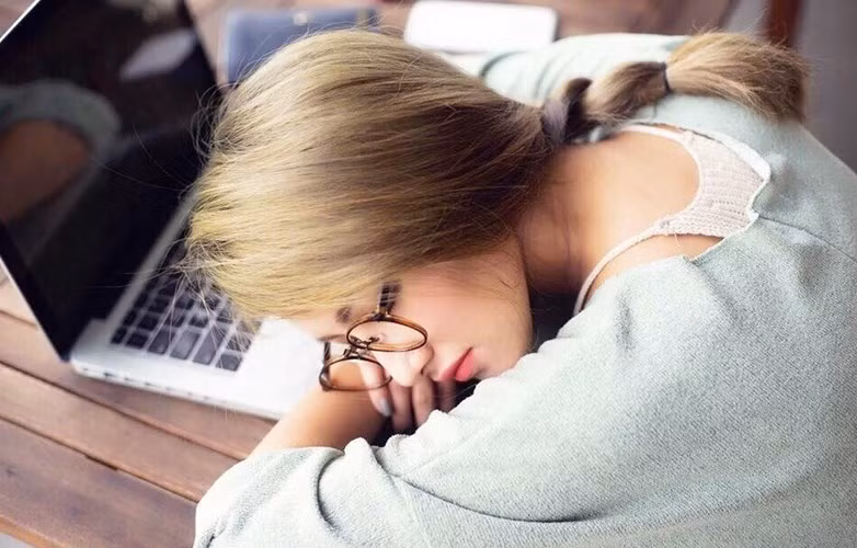 Được Emmy Nguyễn - bạn gái tin đồn của Mạc Hồng Quân từng được cư dân mạng Việt biết đến sau bức ảnh "Tây Thi ngủ gật", được nhiều fanpage nổi tiếng chia sẻ.