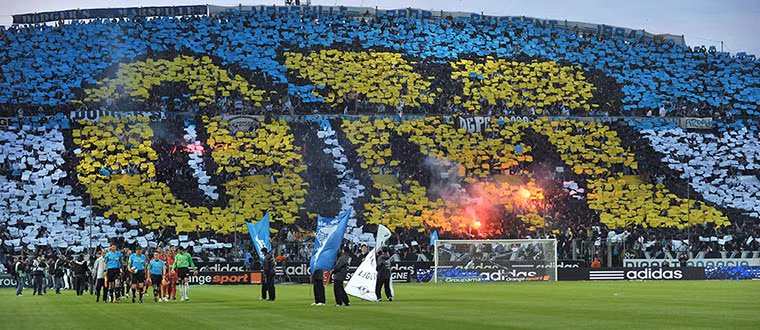 NHM Marseille đã có màn cổ vũ, xếp hình trên khán đài cực kỳ ấn tượng trong trận mở màn Ligue 1 đụng độ Grenoble năm 2010.