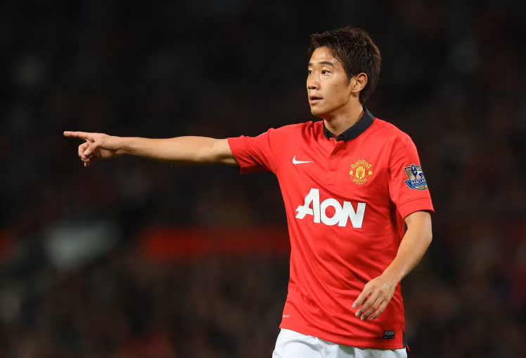 Với tài năng của mình, Shinji Kagawa đã khiến HLV lão làng Sir Alex Ferguson phải chi ra tới 17 triệu bảng để đưa anh về MU. Ngay mùa giải đầu tiên, ngôi sao bóng đá người Nhật góp công không nhỏ vào danh hiệu vô địch Premier League lần thứ 19 của Quỷ đỏ.