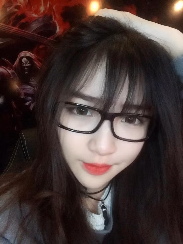 Xuka tên thật là Huỳnh Nhật Hoa sinh năm 1996 tại Hà Nội. Hiện cô nàng game thủ xinh đẹp này là sinh viên năm thứ 2 - Học viện Tài chính.