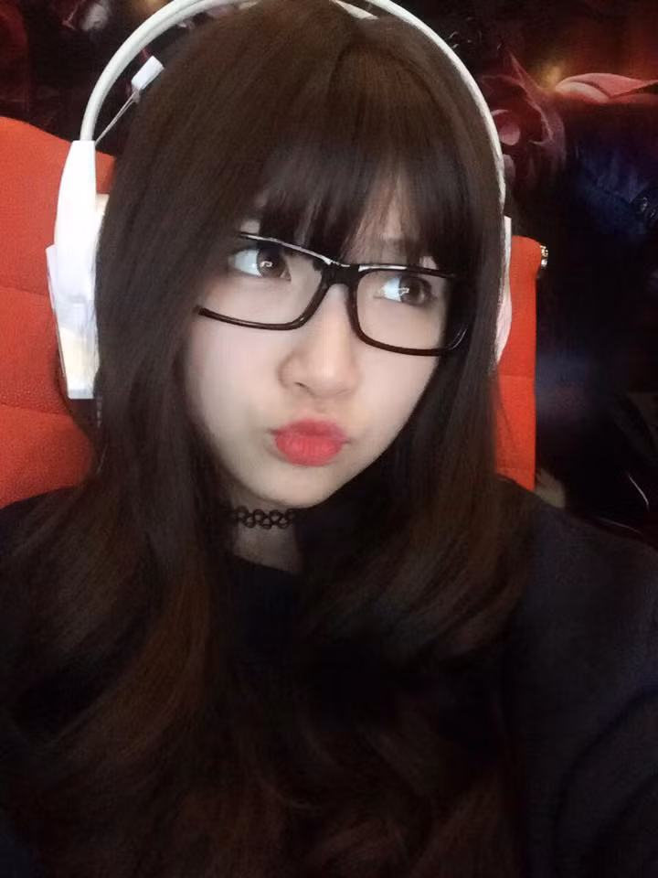 Thời gian qua, cư dân mạng bị mê hoặc bởi nhan sắc xinh như thiên thần của nữ game thủ nổi danh làng thể thao điện tử Việt có nickname Xuka.