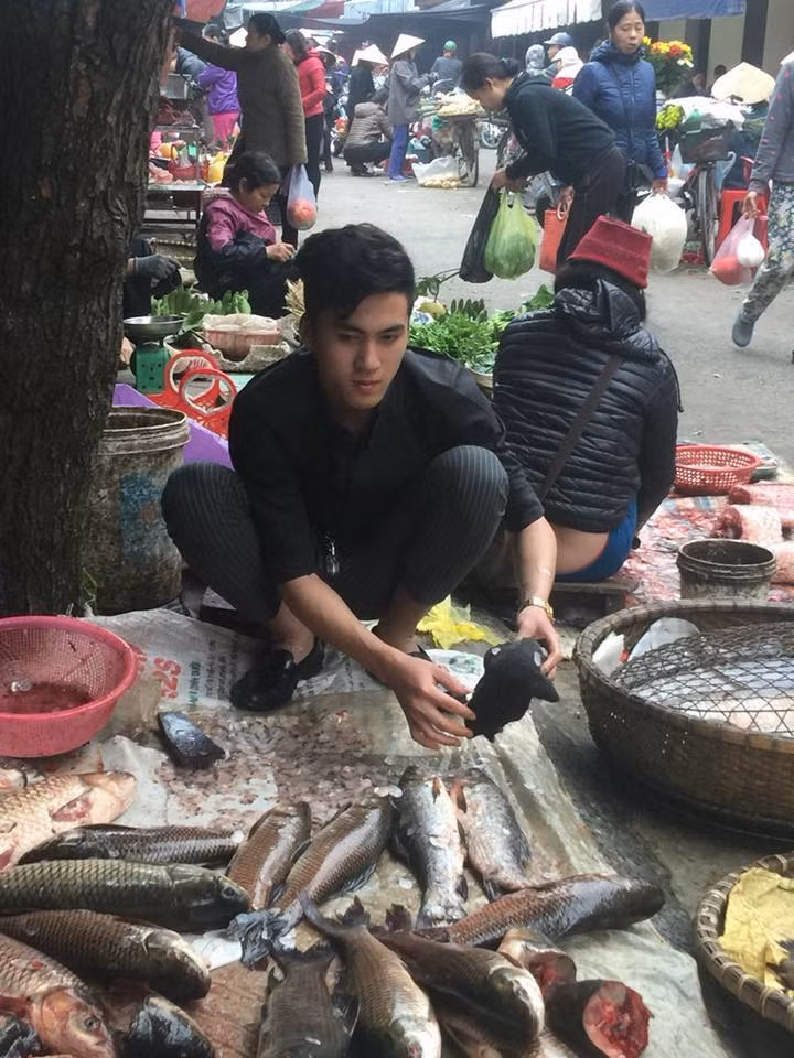 Đã có rất nhiều nhân vật với nhan sắc tuyệt vời được dân mạng biết tới thông qua những bức ảnh rất đời thường khi phụ giúp gia đình kinh doanh như hot girl bán hoa quả hay mới đây nhất là anh chàng hot boy bán cá đến từ Hà Nam.