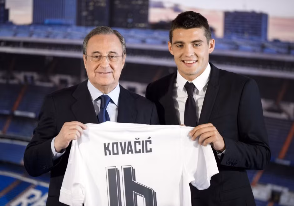 Juventus hỏi mượn Kovacic: Theo thông tin chuyển nhượng bóng đá từ tờ AS, Juventus đã đề xuất mượn tiền vệ Mateo Kovacic của Real Madrid. Đội bóng Hoàng gia TBN sẵn sàng để cầu thủ người Croatia ra đi nhưng với điều kiện Lão bà phải trả 25 triệu euro cho bản hợp đồng mượn kèm điều khoản mua đứt. Ảnh: AS