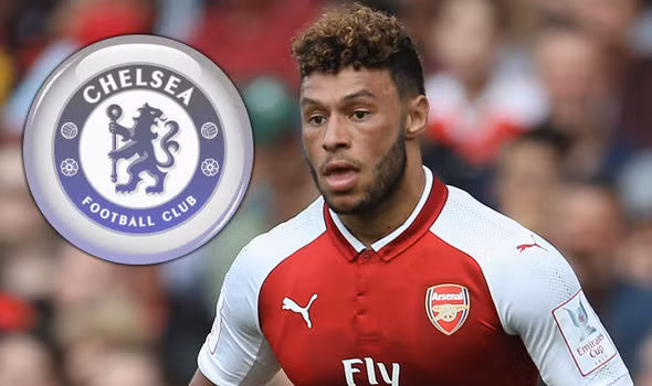 Chelsea sắp gửi lời đề nghị mua Chamberlain: Tờ Daily Mail cho biết Chelsea đang tính sẽ gửi đề nghị trị giá 25 triệu bảng cho Arsenal để có được chữ ký của Oxlade-Chamberlain. HLV Conte xem cầu thủ người Anh là một quân bài phù hợp với chiến thuật 3-4-3 và sẽ tiếp tục nâng giá hỏi mua cho đến hết kỳ chuyển nhượng. Ảnh: Daily Mail