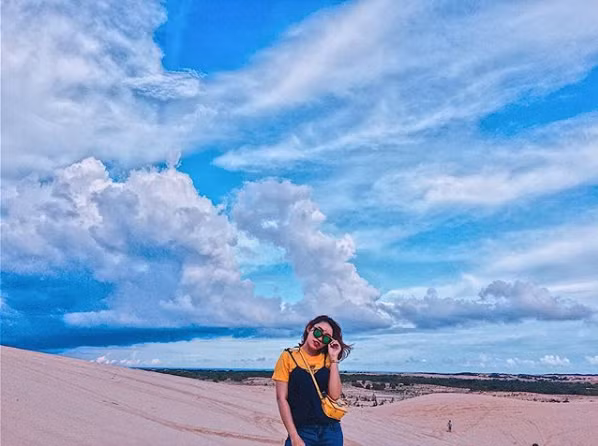 Bàu Trắng được chia cắt thành hai phần bởi một ngọn đồi cát chắn ngang. Người dân quanh vùng thường gọi là hồ Bàu Ông và Bàu Bà. Bàu Bà có diện tích rộng hơn và được trồng khá nhiều sen, mùa sen nở rộ khung cảnh rất nên thơ trữ tình.