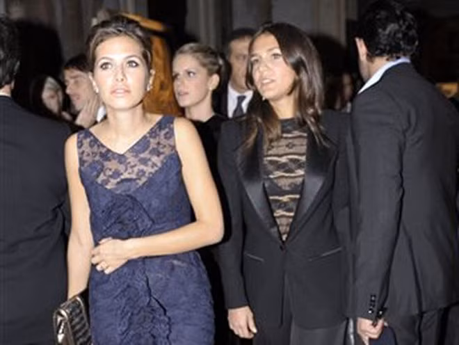 Dasha Zhukova là phu nhân nhà tài phiệt chính trị người Nga Roman Abramovich, một trong những người giàu nhất thế giới. Xinh đẹp và tài năng, Zhukova vừa là doanh nhân, tổng biên tập tạp chí vừa là nhà thiết kế thời trang. Cô đang hợp tác với kiến trúc sư Rem Koolhaas trong một dự án xây dựng bảo tàng nghệ thuật hiện đại ở Moscow. Cặp đôi đã có hai em bé.