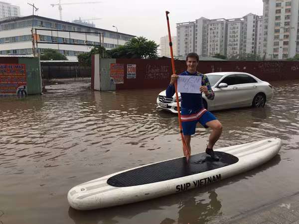 Sáng 25/5, sau trận mưa lớn đầu mùa, nhiều tuyến phố Hà Nội ngập lụt nghiêm trọng, khiến giao thông ùn tắc kéo dài nhiều km. Ở khu vực gần tòa nhà Keangnam trên đường Phạm Hùng, giữa dòng người đang loay hoay tìm cách vượt lũ với vẻ mặt căng thẳng, sự xuất hiện của một chàng trai người nước ngoài khiến tất cả phải chú ý vì phong cách "vượt lũ" rất sành điệu.