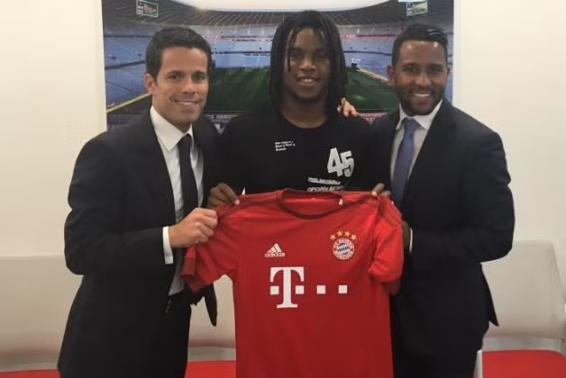Chứng kiến phong độ xuất sắc của Renato Sanches trong màu áo của Benfica, BLĐ Bayern Munich đã tức tốc lên đường sang Bồ Đào Nha để thương thảo hợp đồng sở hữu tiền vệ 18 tuổi này với giá 35 triệu bảng.