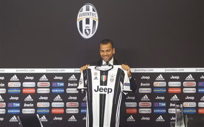 Mặc dù tới Juventus với giá trị là 0 đồng, thế nhưng thương vụ chuyển nhượng của Daniel Alves vẫn được xếp vào hàng khủng của thế giới bởi chính sự xuất chúng và tài năng của cựu hậu vệ Barcelona.