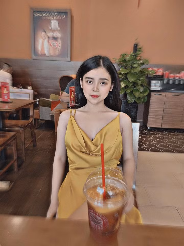 Ngoài những bức ảnh ăn mặc quyến rũ, Ngọc Linh cũng "đổi gió", diện những trang phục kín đáo theo phong cách dễ thương.