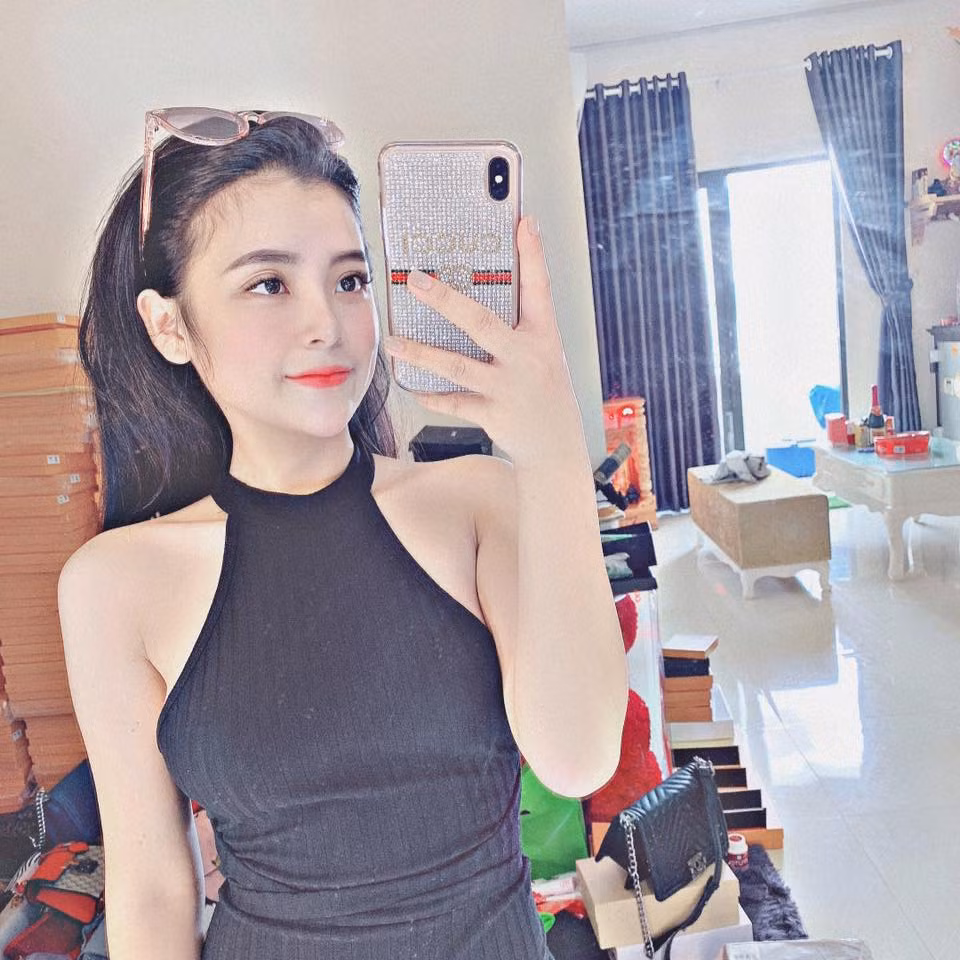 Không thể phủ nhận rằng, dù với phong cách nào bạn gái Huấn Hoa Hồng cũng vô cùng nổi bật.
