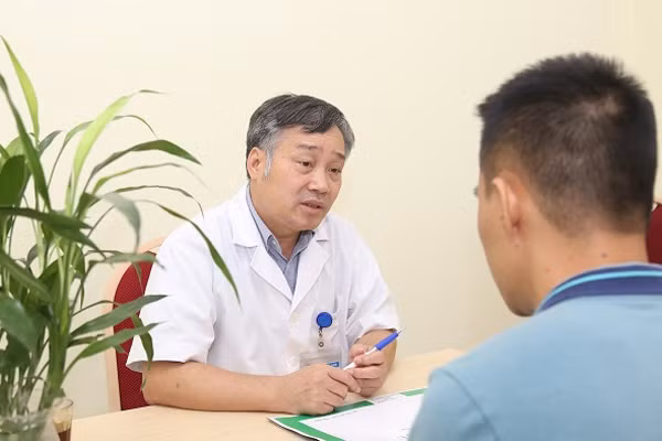 Cham con thua chat, be trai 12 tuoi o Ha Noi day soi trong mat
