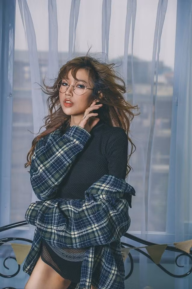 Hot girl 9X Hà thành Dương Nguyễn tên đầy đủ Nguyễn Thanh Dương sinh năm 1995 hiện đang sinh sống và học tập tại Hà Nội. Cô nàng này bắt đầu nổi lên khi được các photographer để mắt đến và mời cộng tác trong những concept ảnh và dần dần cô nàng được nhiều người biết đến hơn.