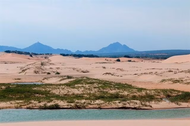 Địa điểm du lịch "Dubai phiên bản Việt" nói trên nằm ven biển Ninh Thuận chính là tọa độ mới toanh chỉ cách Mũi Dinh vài bước chân.
