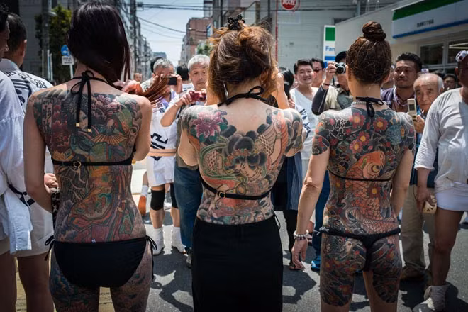 Các Yakuza Nhật Bản hoạt động trong cả lĩnh vực hợp pháp và bất hợp pháp.