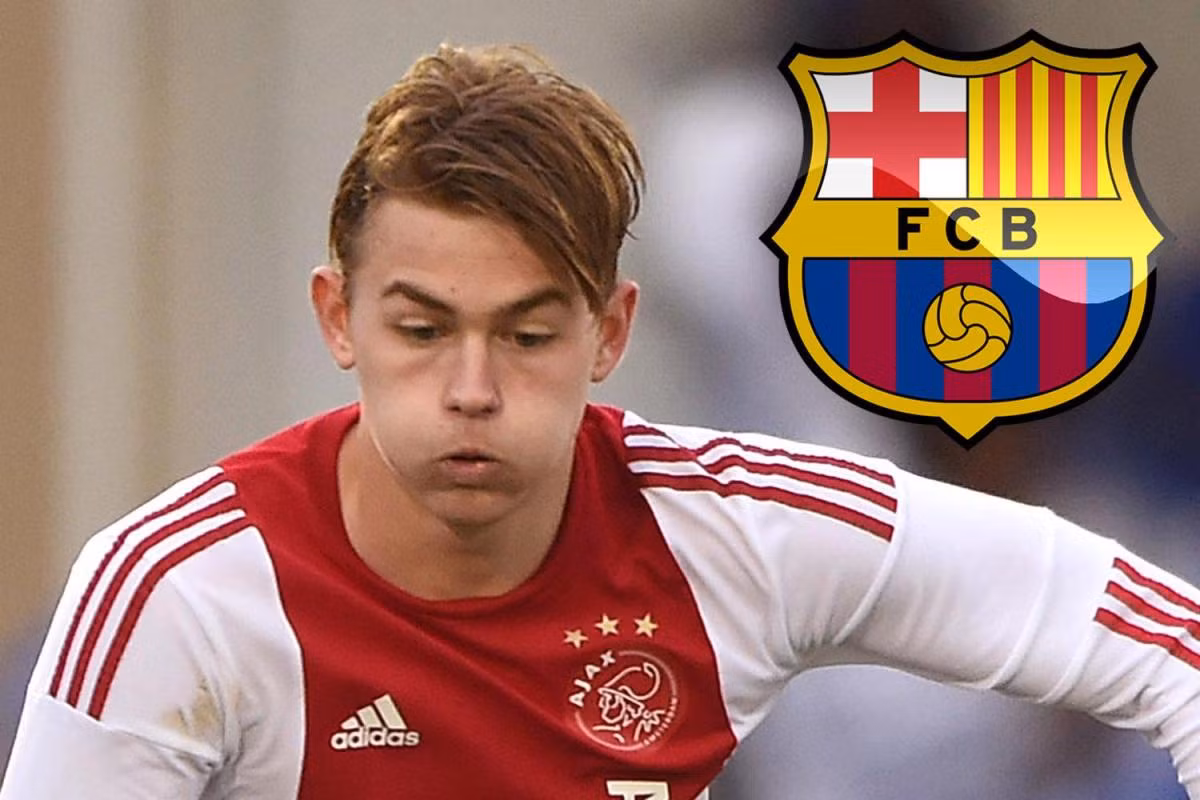 Barca sang tận Hà Lan săn hậu vệ: Đầu tuần này, Daily Mail khẳng định Gã khổng lồ của La Liga đang chú ý đến hậu vệ 18 tuổi Matthijs de Ligt của Ajax. Hôm nay, đến lượt tờ Mundo Deportivo của Tây Ban Nha, một tờ báo thân Barca, cho biết Blaugrana muốn gấp rút chiêu mộ De Ligt ngay trong kỳ chuyển nhượng mùa Đông. Họ không muốn chờ đợi đến mùa hè. Ảnh: Daily Mail