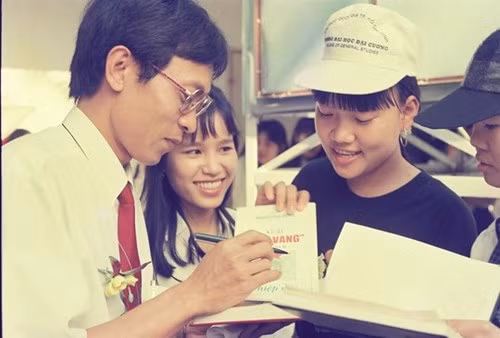 Mới đây, thông tin về nhà báo kiêm MC Lại Văn Sâm nghỉ hưu từ ngày 1/7/2017 sau 30 năm cống hiến và gắn bó với VTV3 thuộc Đài truyền hình Việt Nam đã khiến nhiều dân mạng tỏ ra khá buồn bã, tiếc nuối.