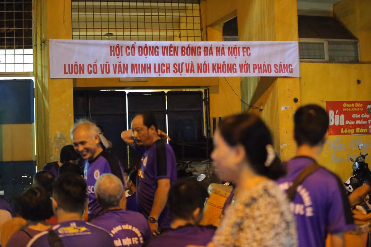 Trận derby giữa CLB Hà Nội FC và Viettel thường sẽ thu hút sự quan tâm rất lớn của người dân thủ đô. Nhưng với án phạt "treo sân" vừa phải nhận, sức hút của trận đấu này giảm đi rất nhiều.