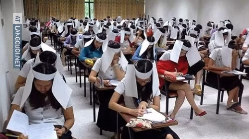 Chiếc mũ với hai tờ giấy A4 được gắn ở 02 bên trên một chiếc vòng tròn bằng giấy và đeo lên đầu. Đây cũng là ý tưởng khiến cho các thí sinh hạn chế tình hình quay cóp bài trong các đợt thi.