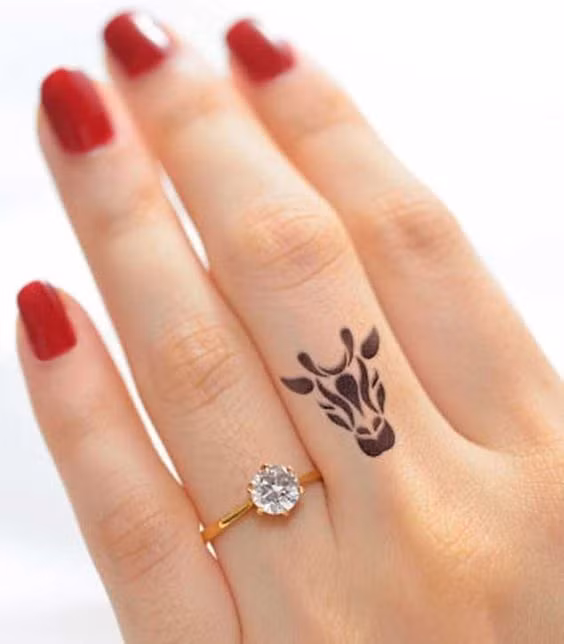 Nếu nhẹ nhàng hơn bạn có thể lựa chọn những hình có nét thanh nhẹ để thể hiện trên ngón tay của mình.