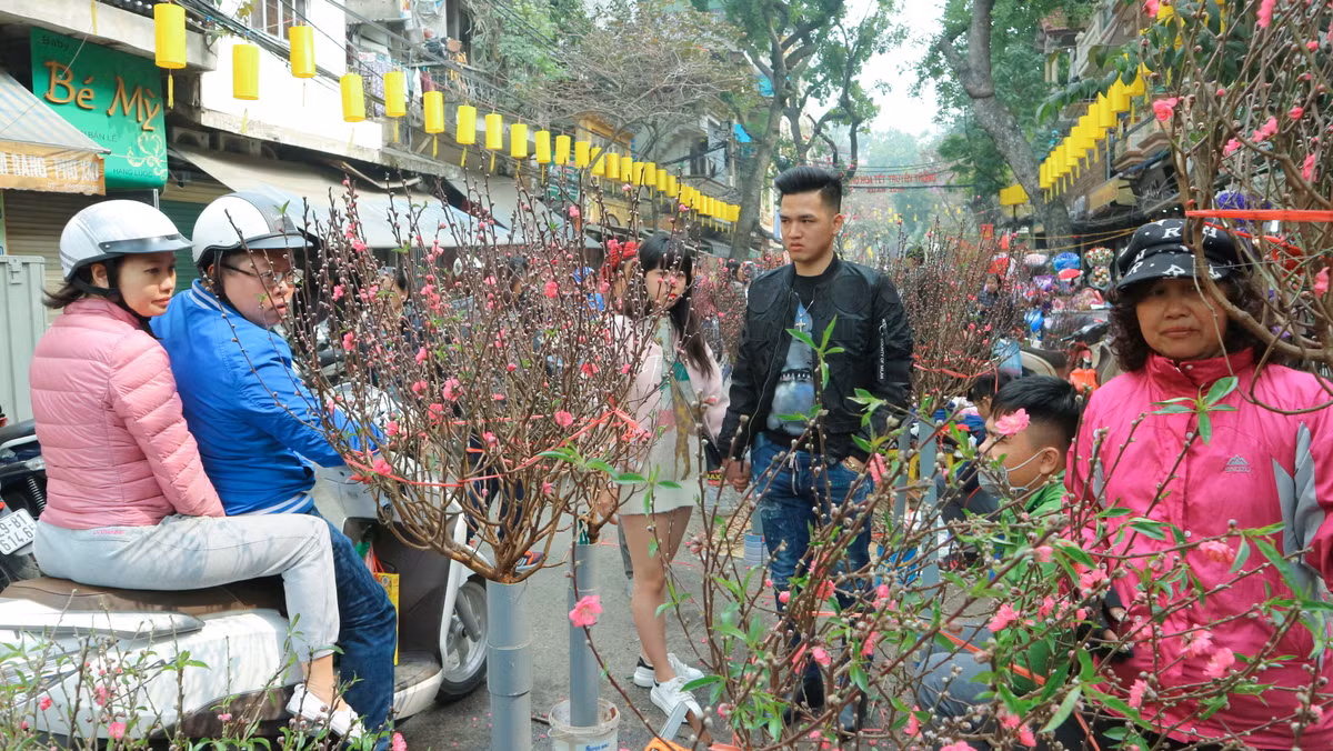 Còn với những người mua sắm, 29, 30 Tết với họ trở nên vô cùng gấp gáp với họ khi sắm sửa nốt cho mình những vật dụng cuối cùng để chuẩn bị đón mừng năm mới.