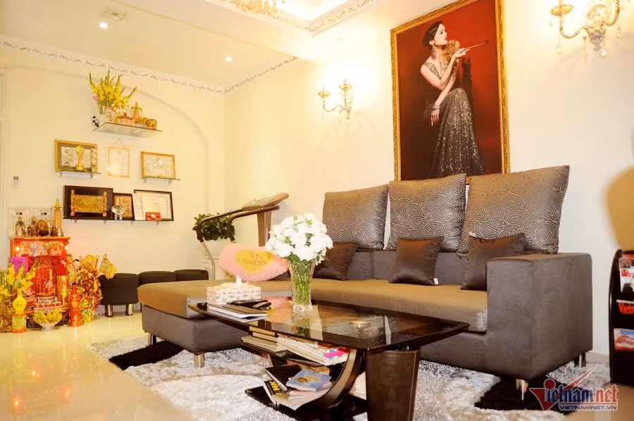  Nhật Kim Anh bảo cả một thời gian dài cật lực ''cày ải'' mới dành dụm đủ số tiền để làm riêng cho mình một tổ ấm đúng nghĩa. Căn nhà này mua từ lúc chưa lấy chồng, đầy đủ điều kiện giúp cô được bay bổng, phục hồi tâm trí, nhằm tái tạo năng lượng cho những ngày lao động kế tiếp.