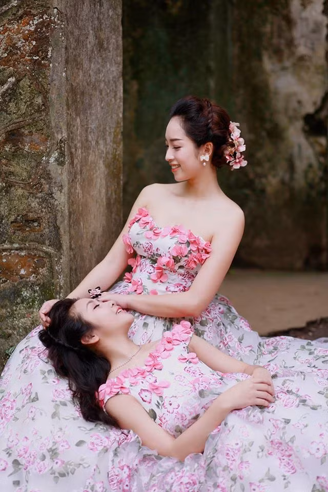 Trong khi cô chị Vũ Linh thì khá vô tư, đôi lúc còn vô tâm thì Mai Linh lại sống vô cùng tình cảm và tích cực thể hiện cảm xúc với những người thân xung quanh.