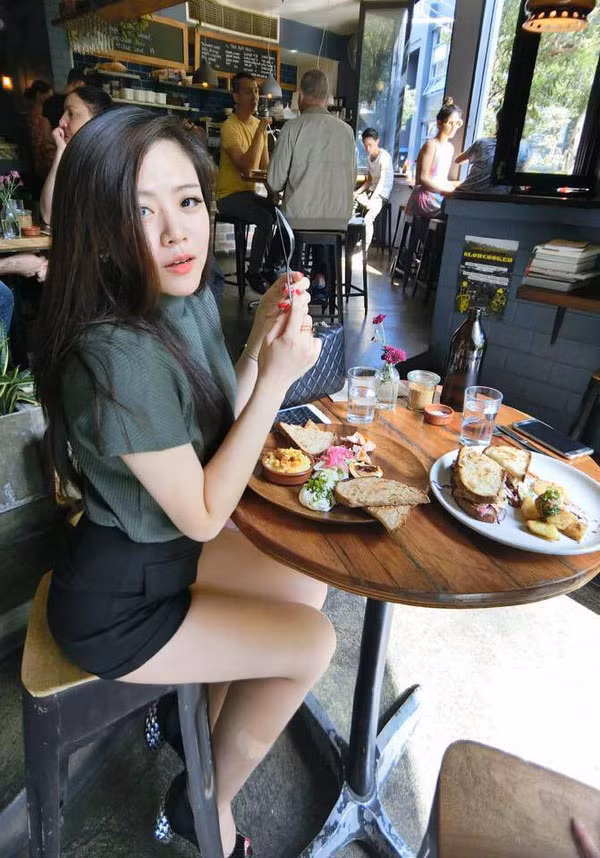 Không hoạt động giải trí như anh trai nhưng Ông Thoại Liên vẫn nhận được sự quan tâm lớn từ cộng đồng mạng bởi ngoại hình xinh xắn, gu thời trang sành điệu với bộ sưu tập hàng hiệu đồ sộ.