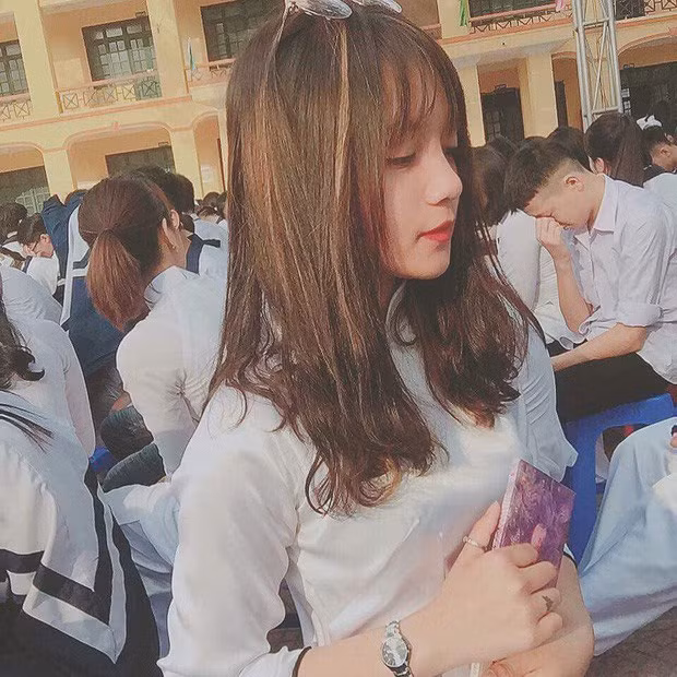 Vóc dáng mảnh dẻ, mái tóc đen dài, sống mũi cao thẳng, nét dịu dàng đúng chất Huế của Minh Châu thực sự làm người ta không thể rời mắt