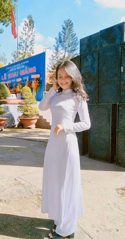 Ca sĩ thần tượng ở Việt Nam mà Hồng Anh thần tượng đó là cô Thu Minh, anh Sơn Tùng M-TP, anh Phúc Bồ và chị Đông Nhi. Ở ngoài nước, cô nữ sinh lớp 11 này hâm mộ ca sĩ Hyuna và IU ở Hàn quốc, Âu - Mỹ thì Demi Lovato, Jessie J, Katy Perry và Charlie Puth. Ảnh sử dụng trong bài: FBNV.