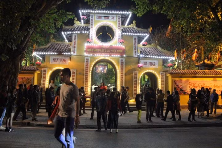 Ngoài những đền, chùa trong khu vực phố cổ, chùa Quán Sứ cũng là một địa điểm được nhiều người dân Thủ Đô lựa chọn để cầu khấn.