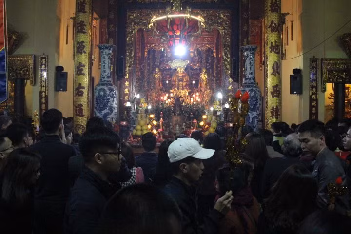 Tình trạng đông đúc vẫn xảy ra nhưng hiện tượng chen lấn xô đẩy như mọi năm đã không xảy ra. Người dân đi lễ trong nghiêm trang và trật tự.