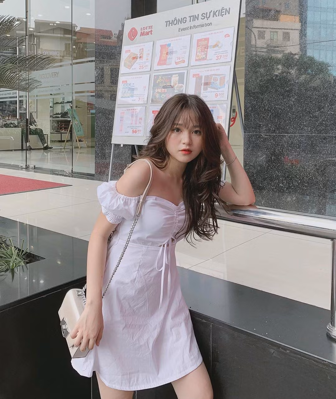Một điều thú vị là tuy là mẫu ảnh được yêu thích nhưng thực tế Thủy chỉ cao vỏn vẹn 1m52 thôi. Bí quyết "hack" chiều cao của cô nàng thì cũng như bao người, đó là biết mix trang phục một chút là sẽ ổn