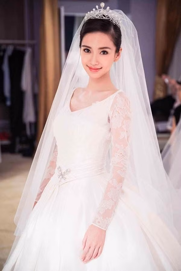 Nhìn vào dung mạo mang nhiều nét lai của Diễm Quỳnh, nhiều dân mạng đã nhận xét rằng cô nàng có những nét cực giống với một ngôi sao Hoa ngữ đình đám là Angela Baby.