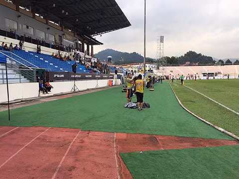 Để chống cháy cho việc xuống cấp SVĐ Selayang, BTC SEA Games 29 đã phủ những tấm thảm nhựa mỏng để các phóng viên cũng như BHL các đội bóng dễ đi lại. Ảnh: thethaovanhoa