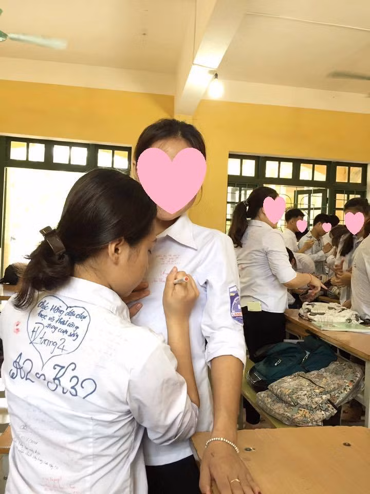 Nickname Hoang Trang Anh chia sẻ: "Mình thấy vô cùng bình thường vì theo suy nghĩ đơn giản, ai cũng muốn có một vị trí trong tim của người bạn mình thì việc viết lưu bút vào ngực áo cũng vậy thôi. Tránh lời nặng nề để làm mất đi sự hồn nhiên của tuổi học trò".