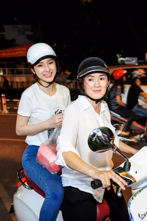 Vì Angela Phương Trinh không biết đi xe máy nên mẹ cô đích thân "làm xế" đưa cô đi phát cơm từ thiện. Đây là hoạt động đều đặn của Angela Phương Trinh hàng tháng.