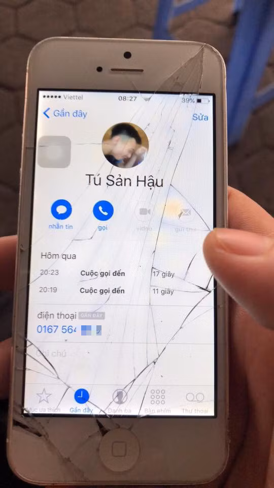 Dù được dán cường lực cẩn thận nhưng chiếc iPhone 5 này vẫn bị vỡ tan mặt kính sau cú rơi từ trên cao xuống