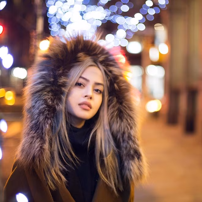 "Người mẫu hạt tiêu" từng được tạp chí Elle đánh giá là hiện tượng sắc đẹp của năm 2015. Với hơn 2,4 triệu người theo dõi, cô còn là một trong những hot girl nhiều fan nhất trên Instagram.