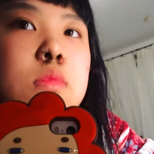 Mới đầu, người xem không hiểu tại sao lông mũi của cô lại có thể mọc lạ đến vậy. Các chuyên gia làm đẹp sau đó ngay lập tức nhận ra cô gái đã sử dụng lông mi giả để gắn vào mũi. Dù vậy, hình ảnh này vẫn nhanh chóng trở thành tâm điểm cho các cuộc thảo luận trên mạng xã hội.