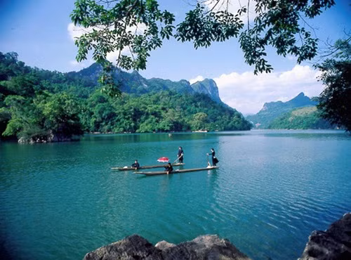 Còn với những bạn yêu quang cảnh rừng núi thì tour Hồ Ba Bể – Thác Bản Giốc – Hang Pắc Bó là một lựa chọn không nên bỏ qua.