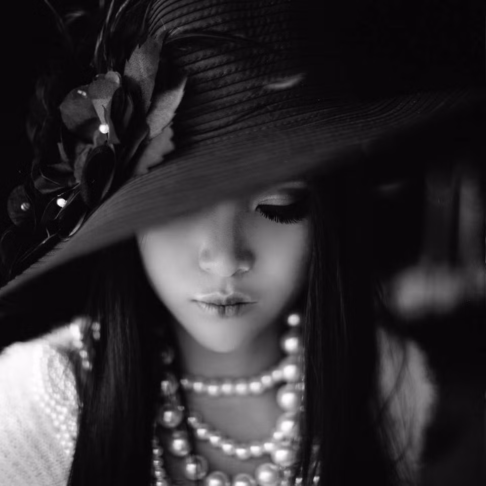 Nhiều người ngắm vẻ đẹp của hot girl Sài thành này đều nhận xét rằng nét mặt xinh đẹp, diễn xuất lạnh lùng, ở cô luôn toát lên nét gì đó cực kỳ quyến rũ dù cho cô mặc trang phục gì.