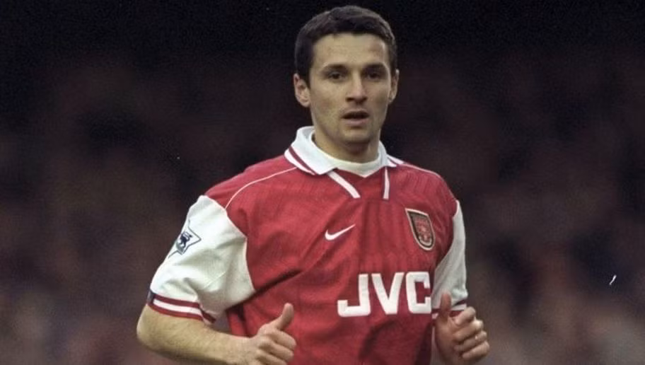 Remi Garde từng lên ngôi vương Ngoại hạng Anh cùng với Arsenal mùa giải 1997/1998. Tiền vệ này đá chính chỉ 6 trận và có thêm 4 lần ra sân từ băng ghế dự bị. Hiện tại ông chính là huấn luyện viên của Aston Villa mùa giải năm nay sau khi Tim Sherwood bị sa thải.
