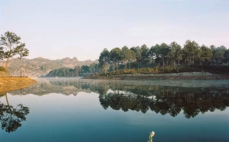 Bản Áng có khí hậu ôn hòa, không khí trong lành tạo cảm giác thư thái, thoải mái. Nơi đây có những nếp nhà sàn nằm thấp thoáng, ẩn hiện tạo nên khung cảnh lung linh, huyền ảo. Ảnh: Primrosept.