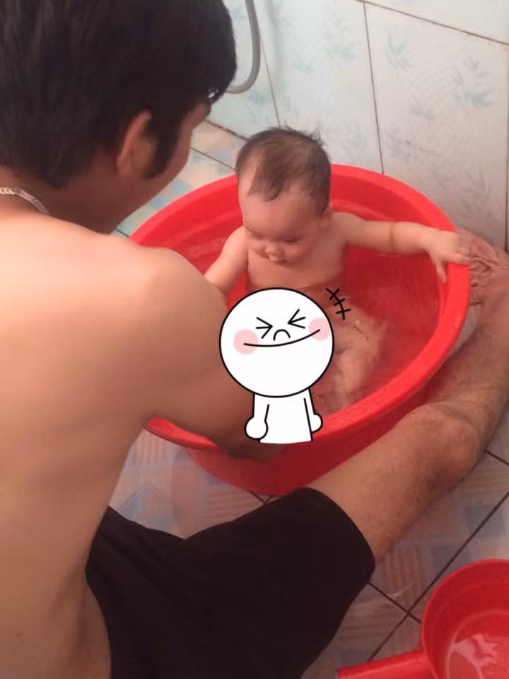 Màn "tố" chồng của Đặng Ngọc thu hút được sự chú ý của cộng đồng mạng và cũng từ đó rất nhiều ý kiến trái chiều đã được đưa ra. Người thì cho rằng bà mẹ bỉm sữa này quá may mắn khi gặp được người đàn ông chu toàn "giỏi việc nước đảm việc nhà". Tuy nhiên cũng không ít người cho rằng cô vợ 9X trên quá mải chơi và ỉ lại việc cho chồng phải lo lắng.