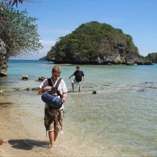 Cụ thể, để có đủ tiền trang trải những chi phí của mình trên hành trình du lịch vòng quanh thế giới của mình, Johnny Ward đã lập ra 1 trang blog du lịch có tên OneStep4Ward. Kể từ đó, chỉ với chiếc laptop, anh hoàn toàn có thể tự mình kiếm tiền chỉ bằng những công việc qua mạng.