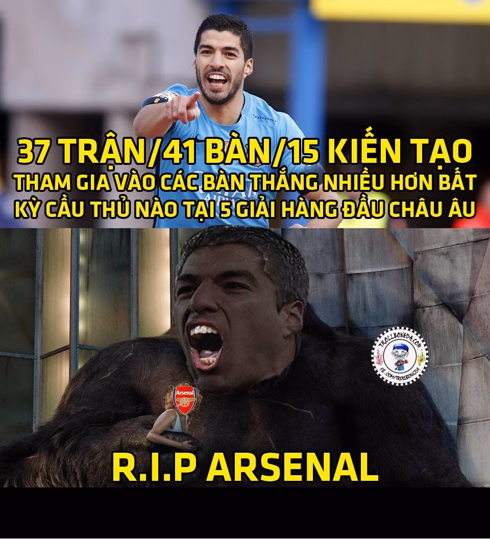 Nhưng ngay lập tức, Luis Suarez đã "khoe" chiến tích của mình để hù dọa Arsenal.