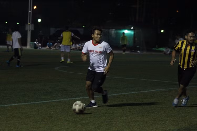 Quay trở lại với trận giao hữu giữa hội CĐV Việt Nam (VFS) và hội CĐV Ultras Malaysia, cuộc đấu diễn ra rất quyết liệt ngay từ sau tiếng còi trọng tài chính người Myanmar.
