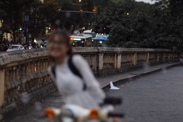 Dù đã lên tiếng cầu cứu, thế nhưng CĐM, thậm chí những người chụp ảnh chuyên nghiệp cũng "vô phương cứu chữa" với những tấm hình out nét kiểu này. Nhiều người dự đoán bạn mẫu xinh xắn khi được "trả hàng" sẽ phải thất vọng đến phát sốc.